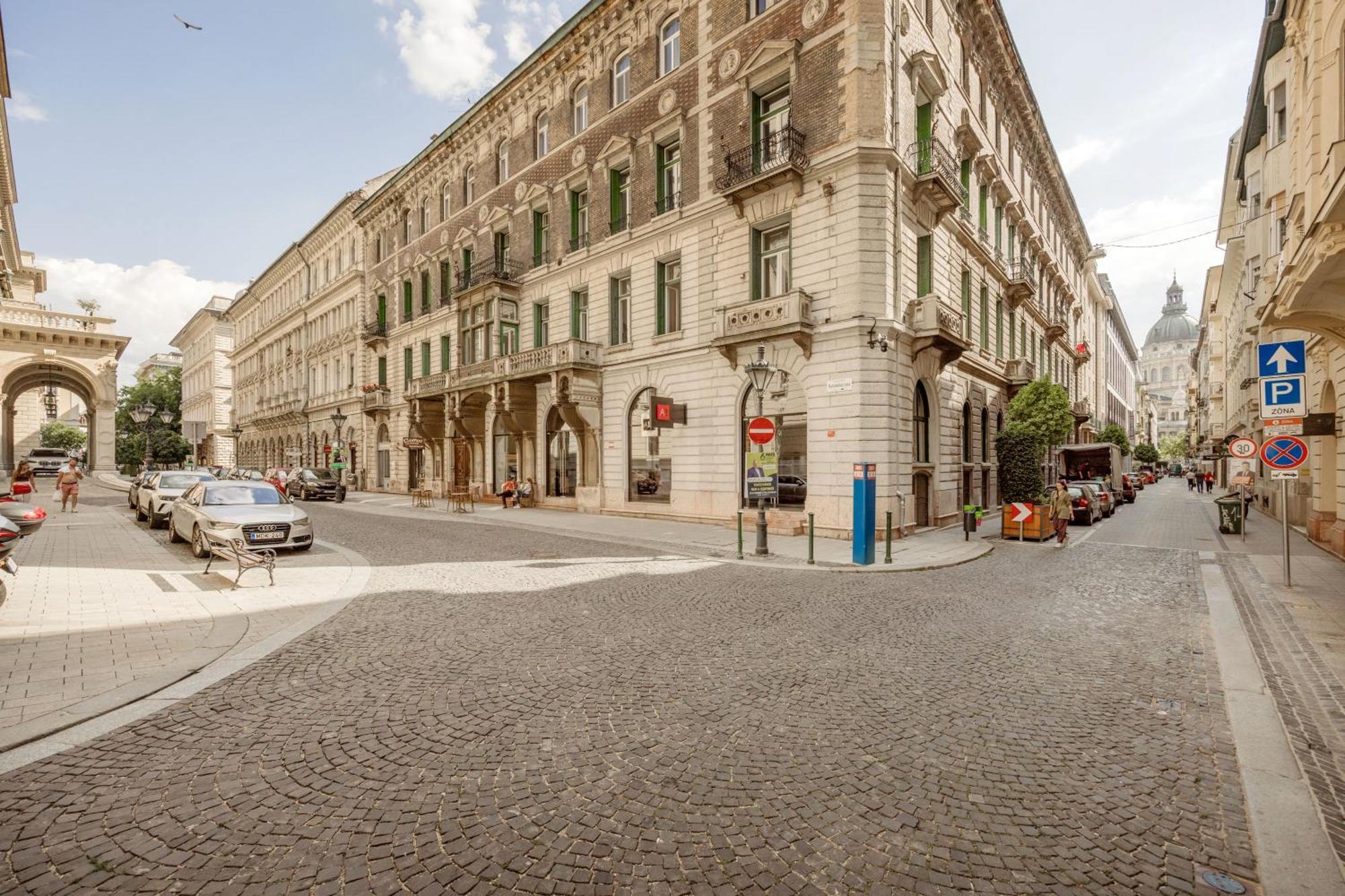 شقة Experience City Nightlife From A Sleek Lavish Pad بودابست المظهر الخارجي الصورة